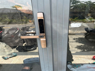 Azdoor VN bàn giao 2 bộ khóa thông minh Siker cho cửa nhôm Xingfa hệ 55