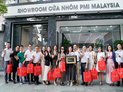 CEO AZDOOR VN – ÔNG NGUYỄN MINH HOÀNG THAM QUAN SHOWROOM CỬA NHÔM PMI - SGA VÀ CỬA LƯỚI SAGOWIN