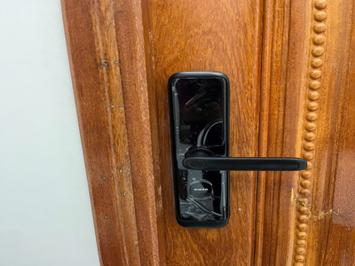 Khóa vân tay Siker – Giải pháp an toàn, sang trọng cho cửa gỗ và cửa composite
