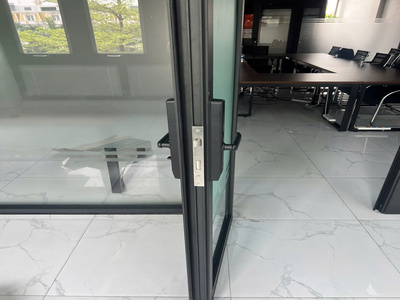 Khóa vân tay SIKER lắp cửa nhôm Xingfa – Giải pháp an ninh hiện đại cho phòng họp